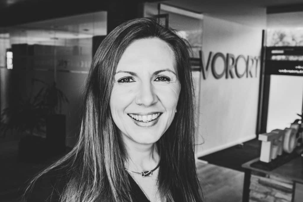 Anja im Eingang von VORORT