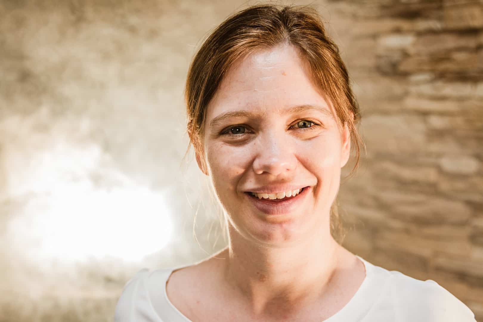 Daniela VORORT vor Steinwand