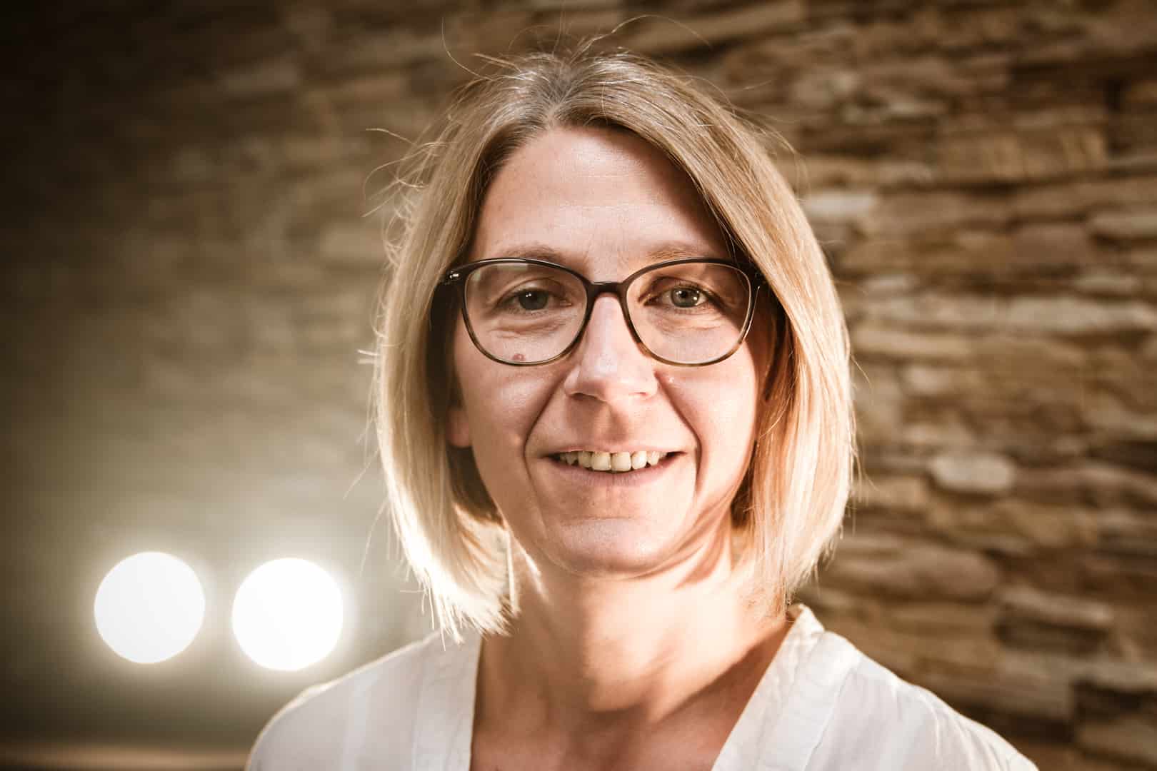 Daniela VORORT vor Steinwand