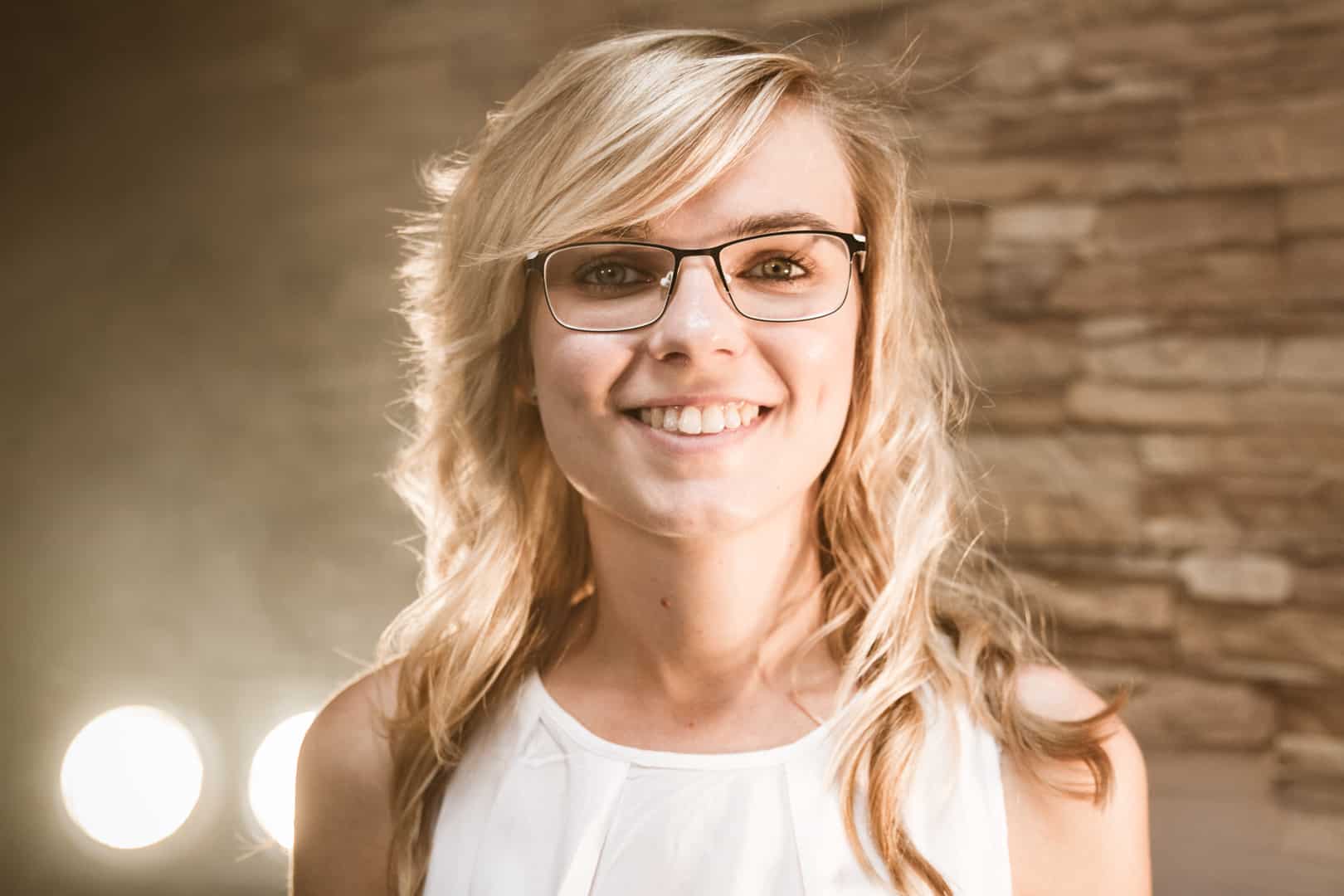 Jenni VORORT vor Steinwand