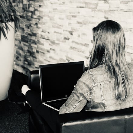 Anja Wagner mit Laptop im VORORT Bürogebäude