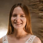 Laura VORORT vor Steinwand