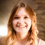 Luisa VORORT vor Steinwand