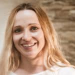 Sandra VORORT vor Steinwand